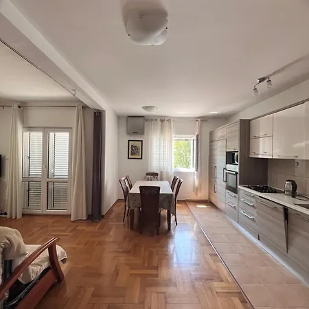 Apartment Belani, Own Parking Tivat Buitenkant foto