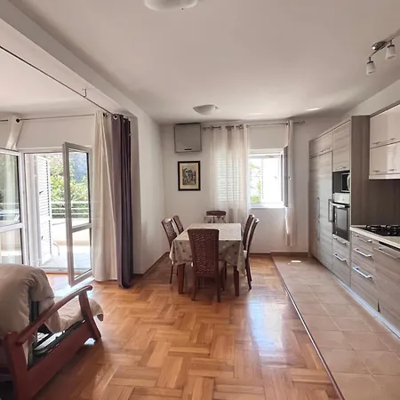 Apartment Belani, Own Parking Tivat Buitenkant foto
